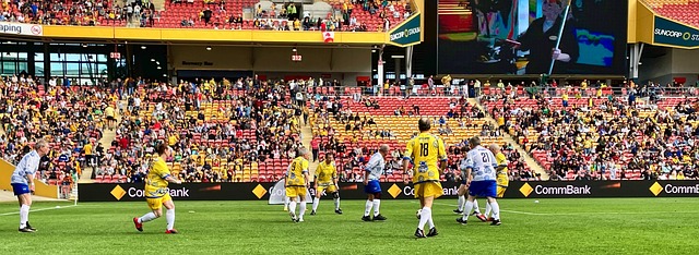 欧洲杯金靴奖杯：底座刻有各球队名字，奖杯是球员的射门动作.